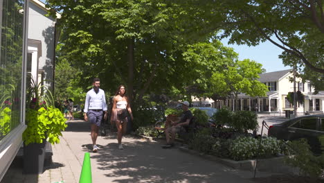 People-walking-along-the-street-in-small-town-Niagara-on-the-Lake,-Ontario