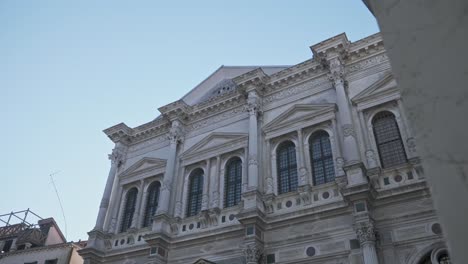 Exterior-De-La-Gran-Escuela-De-San-Rocco,-Museo-De-Arte-Ornamentado,-Venecia,-Italia