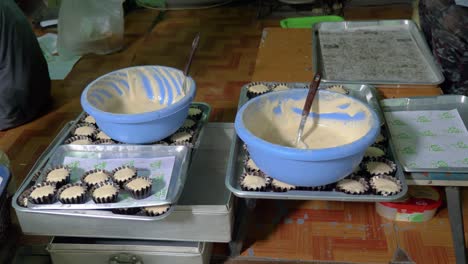 Pastelitos-Sin-Hornear-En-Tazas-Para-Hornear-Y-Tazones-De-Masa-Para-Magdalenas-En-Una-Pequeña-Panadería-Tailandesa