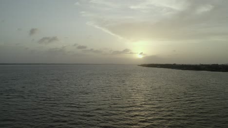 Fluss-Fließt-Durch-Den-Amazonas-Dschungel-Bei-Sonnenuntergang-Im-Süden-Surinams,-Luftaufnahme