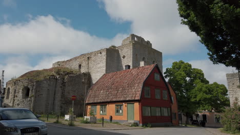 Coloridas-Casas-Con-Tejados-De-Tejas-Junto-A-Los-Restos-De-La-Muralla-De-La-Ciudad-De-Visby.