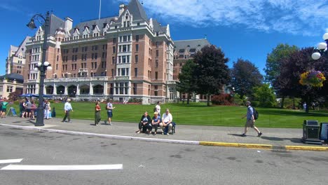 POV-Fahrt-Am-Fairmont-Empress-Hotel-Vorbei