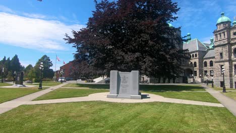 Schwenkansicht-Des-British-Columbia-Law-Enforcement-Memorial,-Das-An-Angehörige-Der-Strafverfolgungsbehörden-Erinnert,-Die-Im-Dienst-Gestorben-Sind