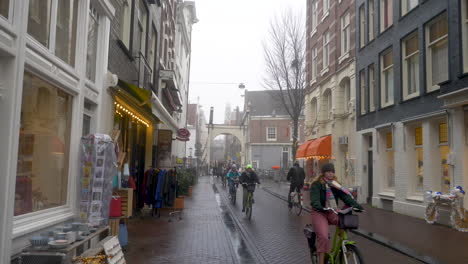 Ciclista-Viajando-Por-Una-Calle-Estrecha-En-Un-Día-Brumoso-En-Staalstraat-Cerca-De-Staalmeestersbrug