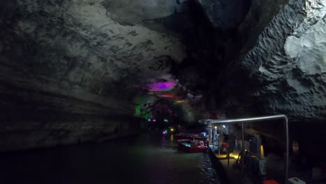 Barcos-Turísticos-Atracados-En-La-Orilla-Del-Río-Submarino-En-La-Hermosa-Cueva-Del-Dragón-Amarillo-De-Huanglong,-También-Llamada-La-Maravilla-De-Las-Cuevas-Del-Mundo,-Zhangjiajie,-Provincia-De-Hunan,-China