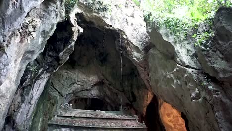 Touristen-Besuchen-Höhle-In-Den-Marmorbergen,-Da-Nang-Vietnam