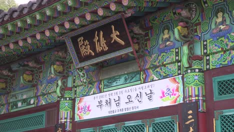 Cerca-Del-Cartel-En-El-Hermoso-Templo-Budista-De-Wongaksa-En-Ulsan,-Corea-Del-Sur