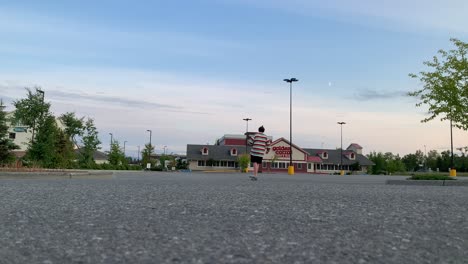 Skateboarden-Auf-Einem-Leeren-Parkplatz