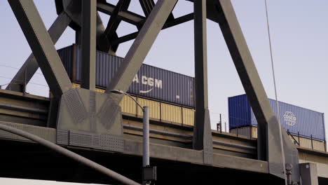 Güterzug-Transportiert-Viele-Container-über-Die-Eisenbahnbrücke