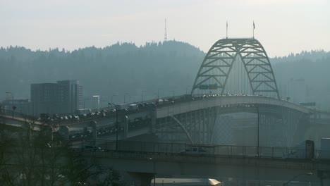 Zeitraffer-Des-Verkehrs,-Der-Auf-Der-Interstate-Bridge-Nach-Portland,-Oregon-Gelangt-Und-Diesen-Verlässt