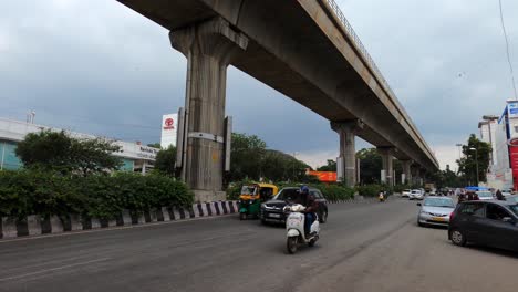 Un-Paisaje-Deslumbrante-En-La-Línea-De-Metro-De-Bangalore-En-India-Con-árboles-Verdes-Y-Cielo-Nublado---Toma-Constante