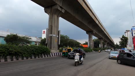 Eine-Atemberaubende-Landschaft-In-Der-U-Bahn-Linie-Bangalore-In-Indien-Mit-Grünen-Bäumen-Und-Bewölktem-Himmel-–-Stabile-Aufnahme