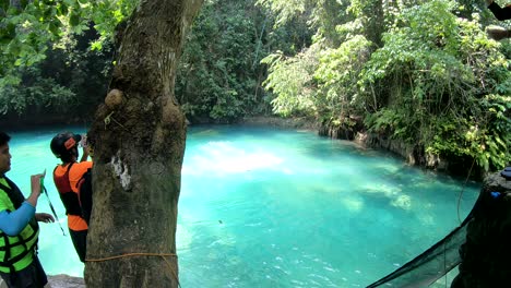 Saltar-La-Cuerda-Al-Lago-En-Las-Cataratas-Kawasan.