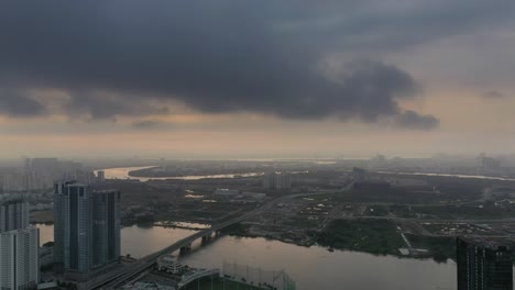 Drohnenaufnahme-Von-Ho-Chi-Minh-Stadt-Am-Frühen-Morgen,-Schwenk-Von-Rechts-Nach-Links,-Beginnend-Mit-Der-Entwicklung-Des-Golden-River-Und-Dem-Geschäftsviertel-Und-Endend-Mit-Den-Entwicklungen-Von-Wahrzeichen-Und-Central-Park