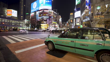 Ein-Grünes-Taxi-In-Shibuya,-Tokio