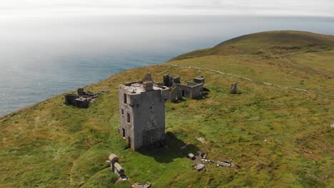 El-Punto-Más-Meridional-De-Irlanda-En-Una-Mañana-Soleada-Con-Nubes-Bajas-Levantándose