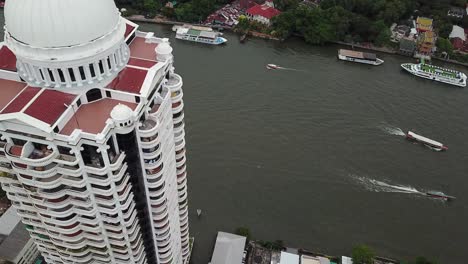 Bangkok-River-Park-Edificio-De-Condominios-Y-Tráfico-En-Chao-Phraya,-Tailandia,-órbita-Aérea