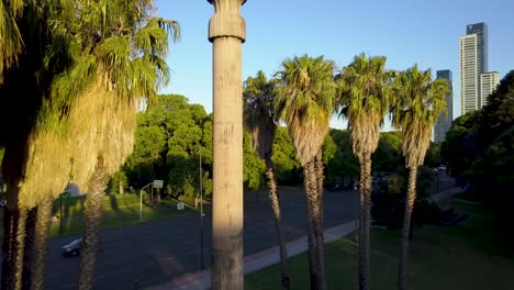 Der-Luftaufstieg-Zeigt-Eine-Persische-Säule-In-Den-Bosques-De-Palermo,-Buenos-Aires