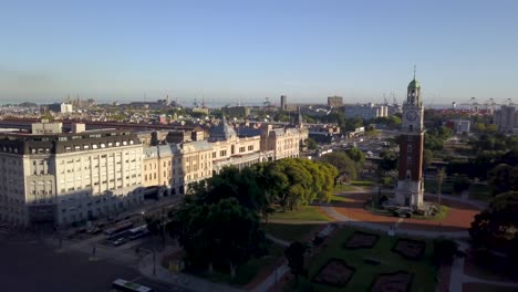 Vista-Aérea-De-La-Estación-De-Tren-Torre-Monumental-Y-Retiro,-Buenos-Aires