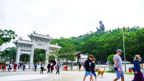 Hong-Kong-China,-Alrededor-De:-Lapso-De-Tiempo-El-Gran-Buda-En-El-Pueblo-De-Ngong-Ping,-Hong-Kong