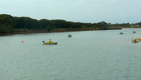 Freizeit-Motorboote,-Die-Für-Touristen-Auf-Einem-Fluss-Gemietet-Werden,-Neigen-Sich-Nach-Oben