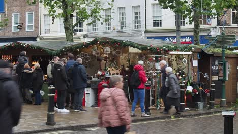 Concurridos-Compradores-De-Navidad-En-Un-Mercado-De-Navidad-En-La-Ciudad-Medieval-De-York,-Inglaterra