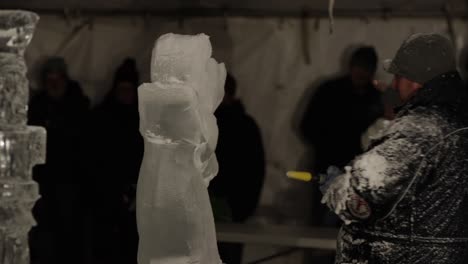 Artistas-Escultores-De-Hielo-Utilizan-Herramientas-Eléctricas-Para-Tallar-Hielo-Y-Convertirlo-En-Una-Obra-Maestra