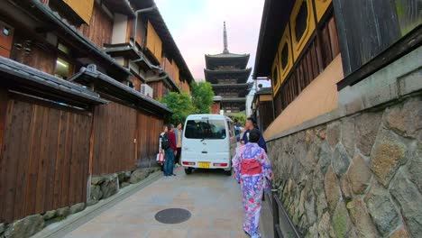 Tourists-walk-on-narrow-Yasaka-Street-with-Yasaka-no-to-Pagoda,-Kyoto