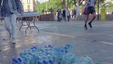 Packungen-Mit-Wasserflaschen-Auf-Dem-Boden,-Vorbereitet-Für-Marathonläufer