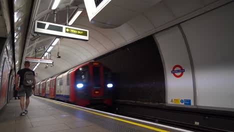 Die-U-Bahn-Fährt-In-Die-Oxford-Street-Ein-Und-Viele-Menschen-Verlassen-Die-U-Bahn