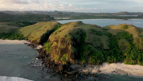 Fantástico-Paisaje-De-Las-Verdes-Colinas-Y-Playas-De-Arena-Blanca-En-La-Costa-De-Lombok