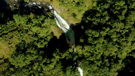 Luftaufnahme-Von-Oben,-Die-Isolierte-Wasserfälle-Auf-Einer-Waldfläche-Zeigt
