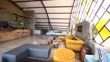 Lounge-Im-Zweiten-Stock-Des-Wunderschönen-Pangolin-Chobe-Hotels,-Schwenk-Nach-Rechts