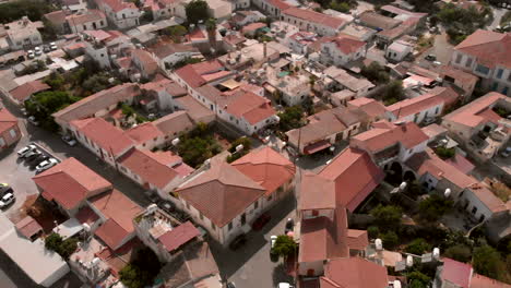Blick-Auf-Die-Häuser-Von-Larnaca,-Griechenland,-Tagsüber,-Aufsteigende-Antenne,-Die-Sich-Nach-Oben-Neigt