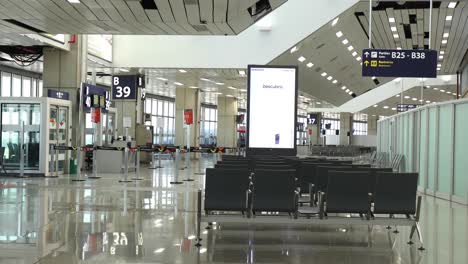 Leerer-Moderner-Terminal--Und-Abfluggate-Flur-Im-Internationalen-Flughafen-Von-Rio-De-Janeiro-Während-Des-Ausbruchs-Der-Covid-19-Coronavirus-Pandemie