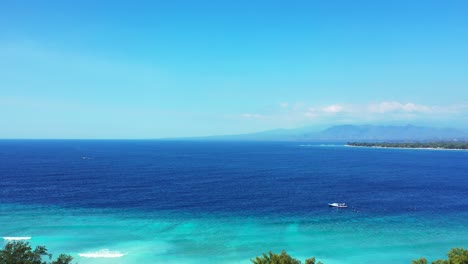 Wunderschöne-Farbenfrohe-Meereslandschaft-Mit-Blau-türkisfarbener-Lagune,-Die-Die-Küste-Einer-Tropischen-Insel-Mit-Bäumen-Und-üppiger-Vegetation-In-Thailand-Umspült