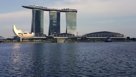 Blick-Auf-Die-Marina-Bay-Während-Der-Blauen-Stunde