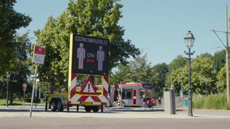 Großes-Corona-Warnschild-Im-Zentrum-Von-Den-Haag