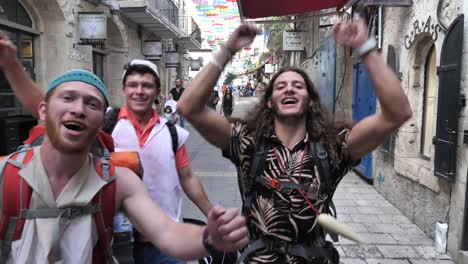 Gruppe-Junger-Männlicher-Studentenreisender-Mit-Rucksäcken,-Die-Auf-Der-Straße-Von-Jerusalem-Tanzen