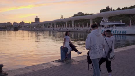 Influencer-Femenina-Tomando-Fotografías-De-Vacaciones-En-Europa-En-Málaga,-España