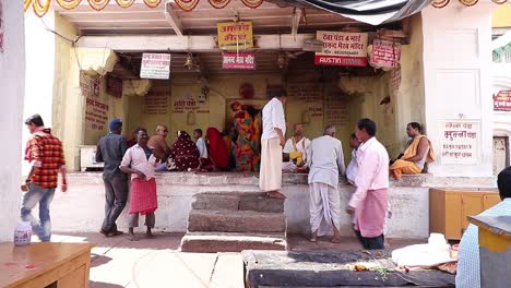 Los-Sacerdotes-Peregrinos-Se-Sientan-En-El-Templo-Baidyanath-Dham-En-Deoghar,-Jharkhand.