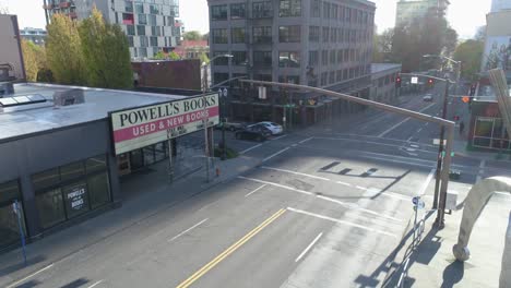 Imágenes-Aéreas-Históricas-De-Los-Libros-De-Powell-En-Portland,-Oregon,-Con-Calles-Vacías-Debido-Al-Covid-19.