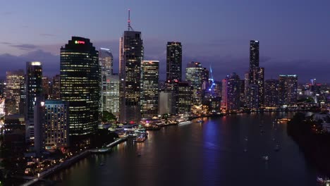 Die-Schöne-Und-Friedliche-Aussicht-Auf-Die-Stadt-Brisbane-In-Australien-Bei-Nacht---Luftaufnahme