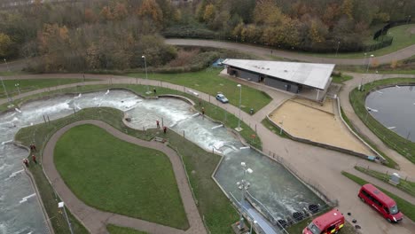 Centro-De-Rafting-En-Aguas-Bravas-Entrenamiento-De-Bomberos-De-Inglaterra-Imágenes-De-Drones-De-Rescate-Acuático