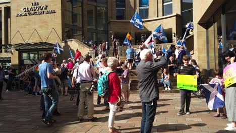 Los-Partidarios-De-La-Independencia-Escocesa-Se-Toman-Fotografías-En-Una-Manifestación-Contra-El-Nombramiento-De-Boris-Johnson-Como-Nuevo-Primer-Ministro-Del-Reino-Unido.