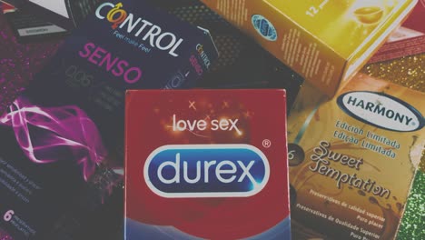 Mehrere-Markengeschmacksrichtungen-Und-Farbige-Kondomschachteln-–-Shot-Im-Stil