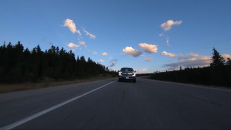 Una-Foto-Tomada-Por-Un-Dron-De-La-Nueva-Camioneta-Ford-F150-Que-Se-Ve-Conduciendo-En-La-Carretera-Abierta-Cerca-De-Hinton,-Alberta