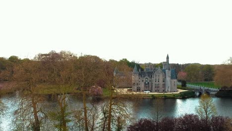 Märchenschloss-Von-Marnix-Sainte-Aldegonde-Inmitten-Einer-Wunderschönen-Belgischen-Landschaft