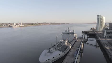 Liverpool-Frente-Al-Mar-Vista-Aérea-Marina-Real-Militar-Barco-Amanecer-Edificios-De-Gran-Altura-Horizonte-Retroceder