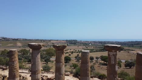 Aerial-reveal:-Tempio-della-Concordia,-Valley-of-the-Temples,-Agrigento-Sicily